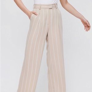 Aritzia Babaton Sadiki wide leg pant in a petite size 4, in cream/olive